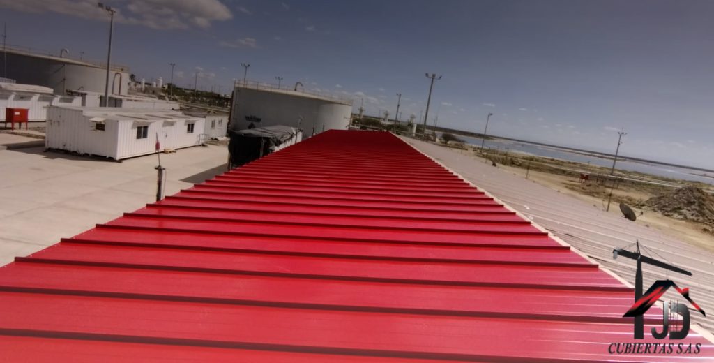 Imagen de cubierta roja standing seam con remateria especializada en Guajira JD Cubiertas