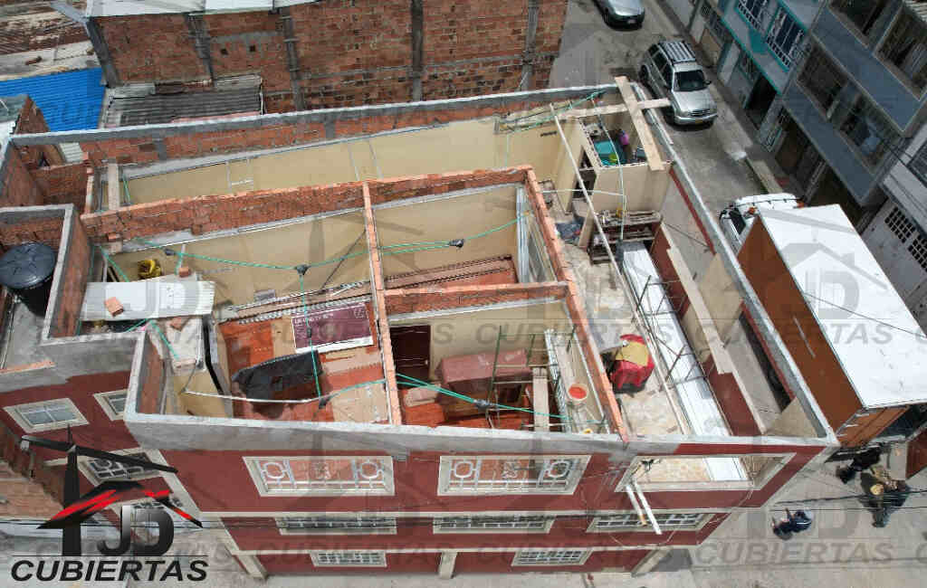 Desmonte de tejas en fibrocemento o asbesto , estructura nueva. suministro de teja master mil en JDCubiertas en Bogota
