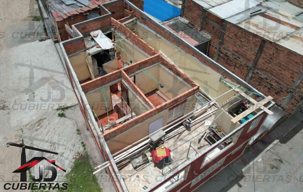 Desmonte de teja - techo JD Cubiertas en uso residencial para Teja Master Mil en Bogota Colombia
