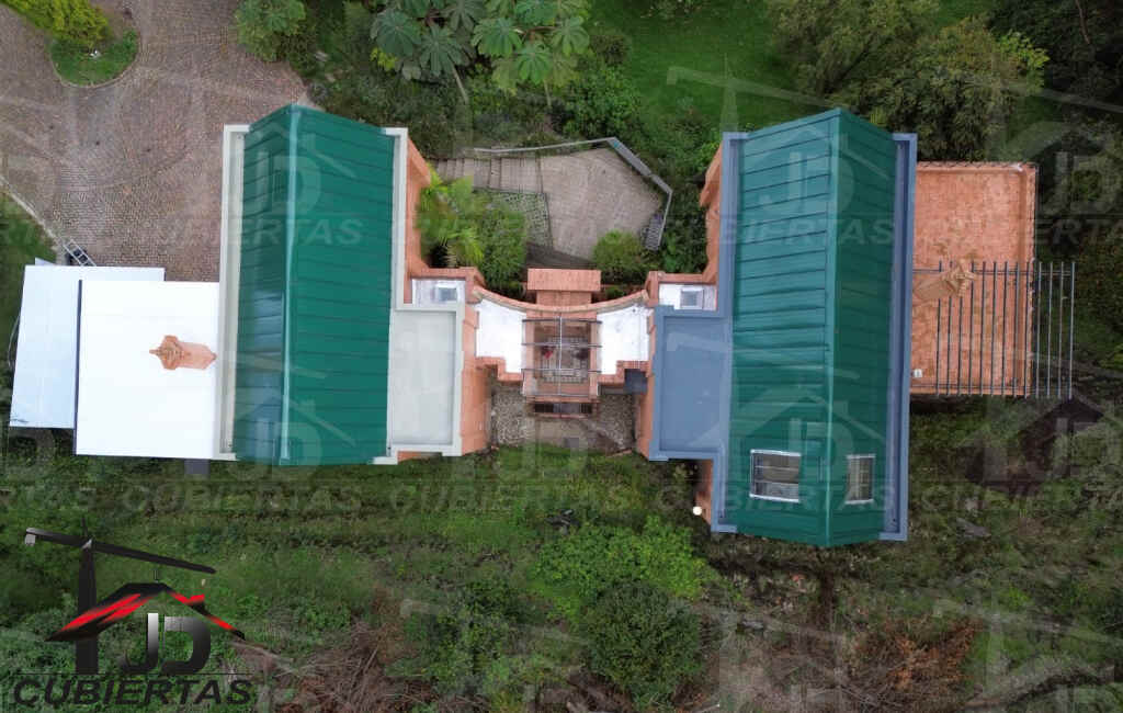 Proyecto residencial-Cajica- Cundinamarca Colombia - Teja Standing Seam Verde Instalación JD Cubiertas