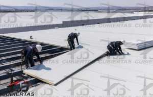 Instalacion-de-Panel-inyectado-sandwich-Panel-muro-JDCubiertas