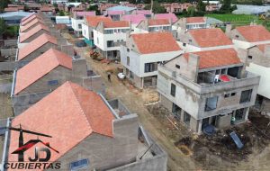 Instalaciones-de teja arquitectonica metalica sencilla y teja de barro-conjunto-en-Chia-JDCubiertas en Colombia