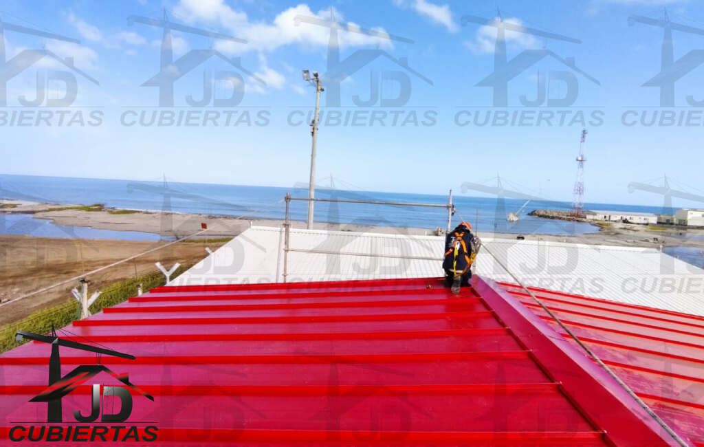 Izaje de cubiertas en Standing Seam en color rojo teja sin traslapo JDCubiertas