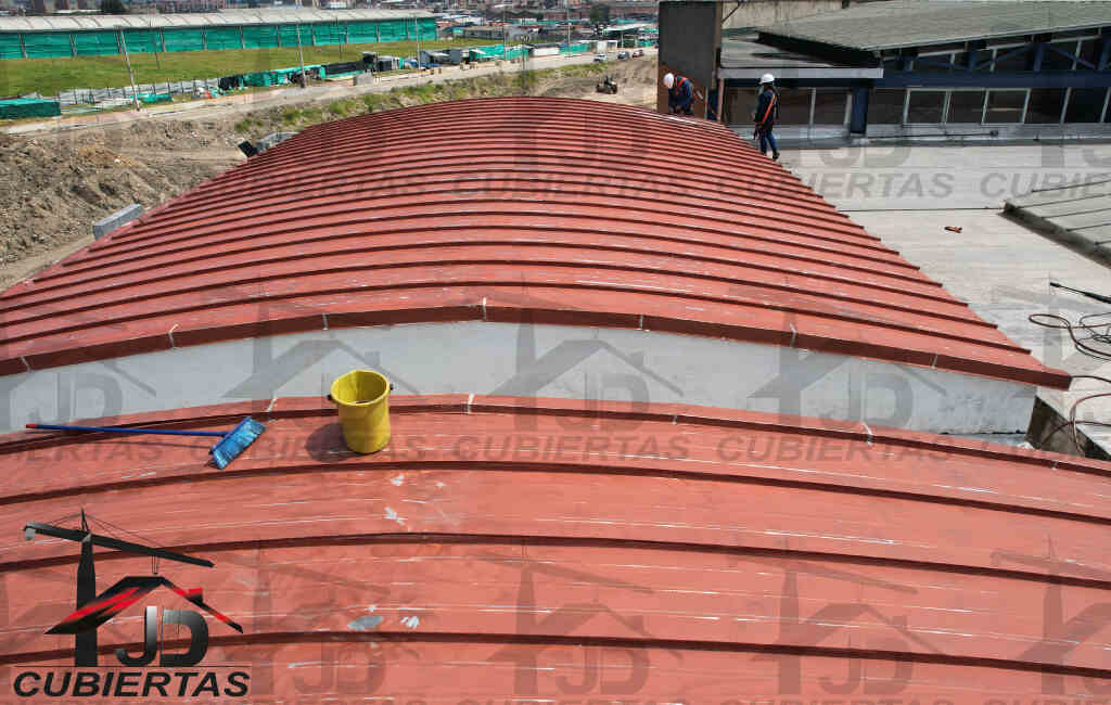 Limpieza y mantenimiento de tejas JD cubiertas en Colombia
