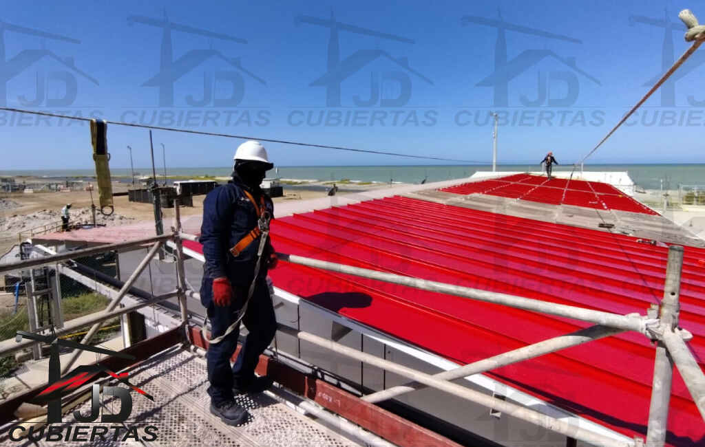 Proyecto Guajira Ballenas Standing Seam Color rojo RAL 3001 JDCubiertas