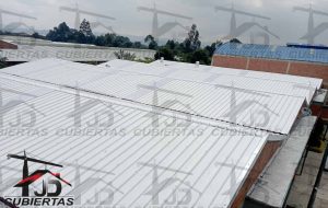 instalaciones-de-cubierta-UPVC-termoacustica-JDCubiertas-en-Colombia